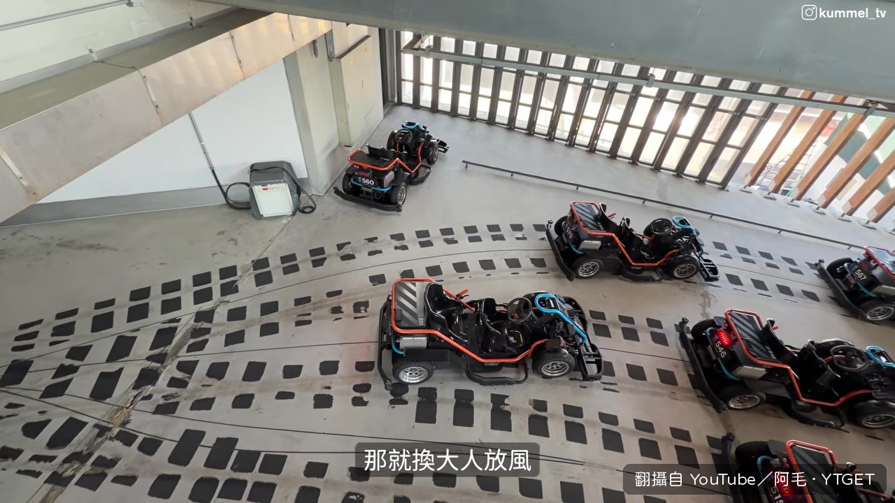 無重力賽車往下衝，兩個人的重力加速度