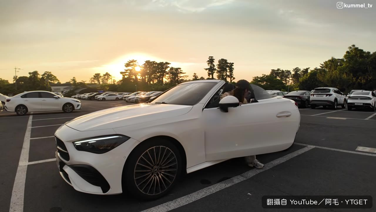租了賓士敞篷車，開心到不行