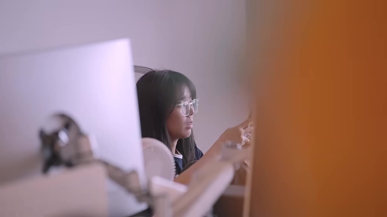 李多慧偷拍同事上班