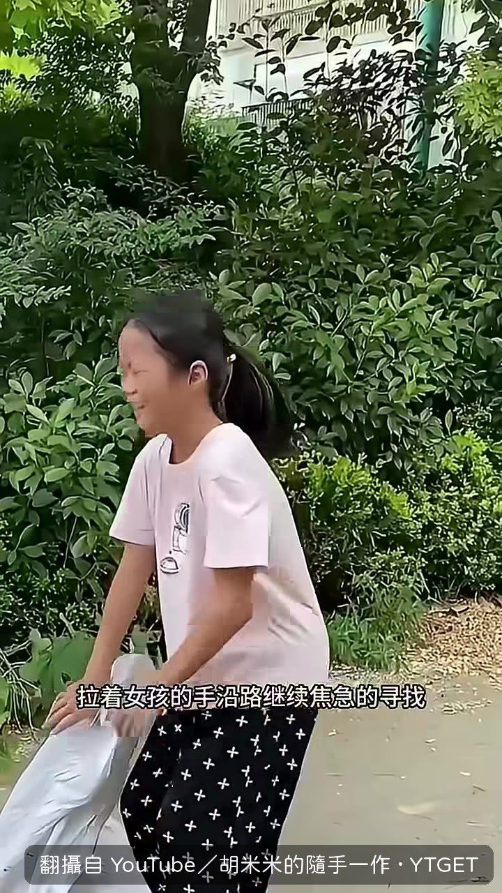 小夥開車路過，踩下剎車衝下車