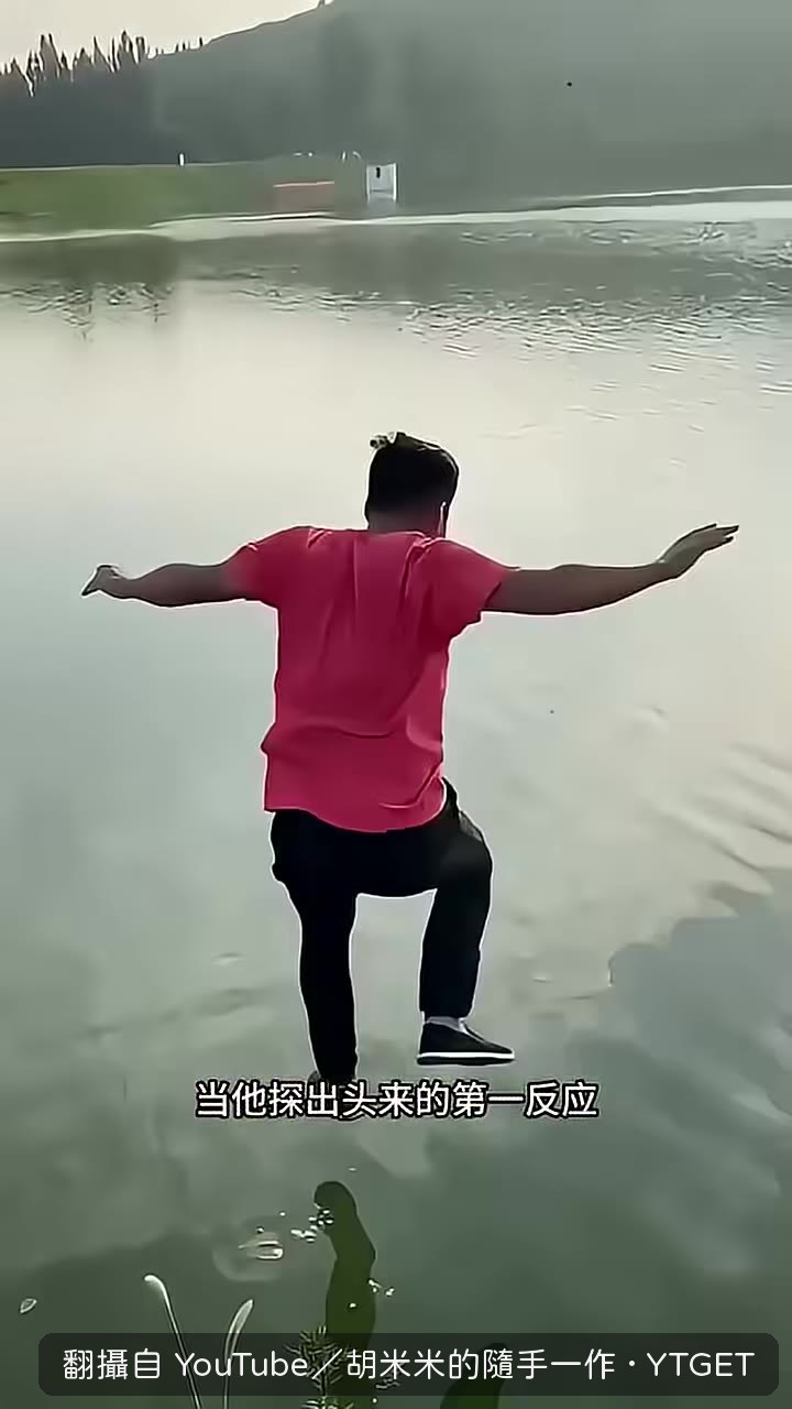 小夥從河裡探出頭，先確認孩子安危