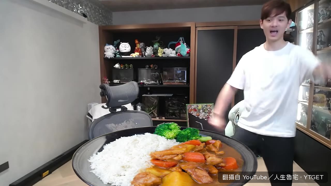 Hello Kitty埋臉吃咖哩飯