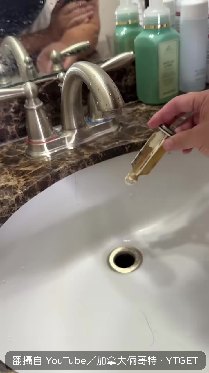 用擠痘痘棒撈出堵塞物