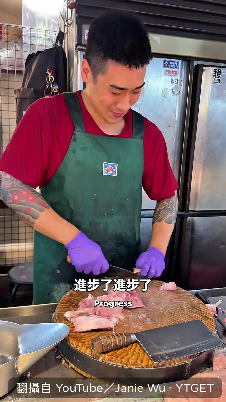 跟老闆殺價雞腿兩支50元