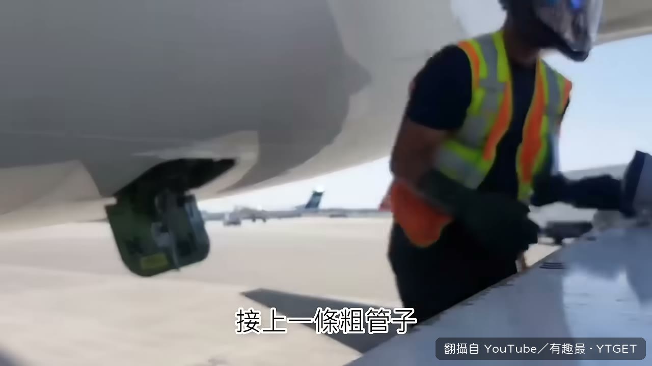 水肥車在停機坪抽走儲存槽