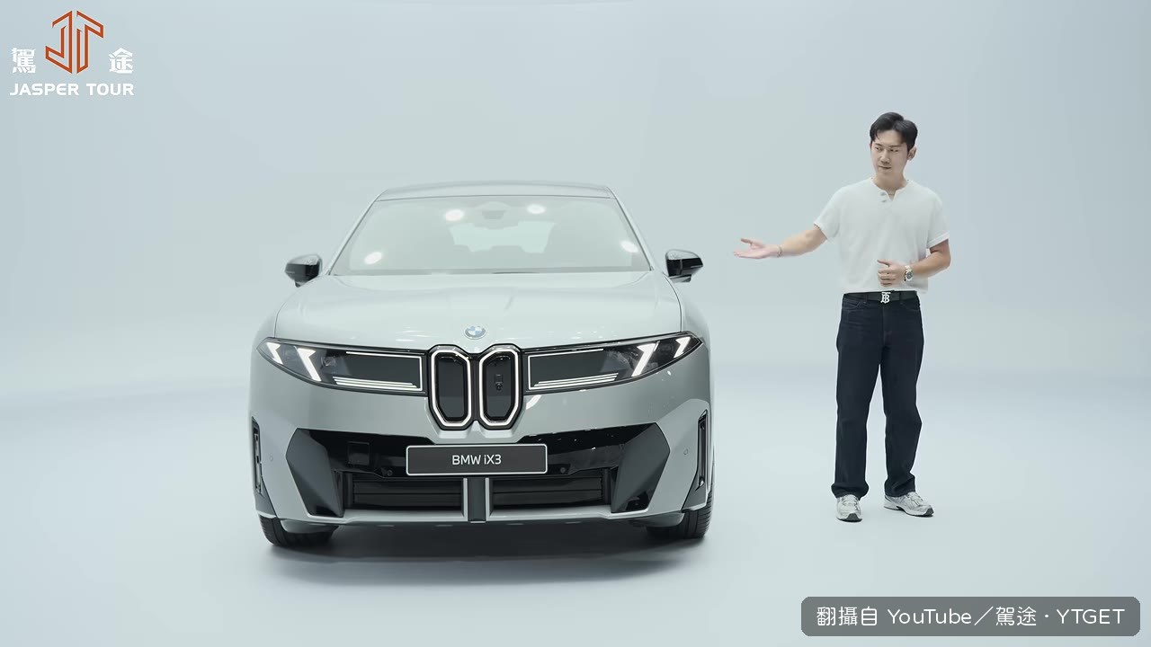 iX3 實車亮相，設計總監在旁解說