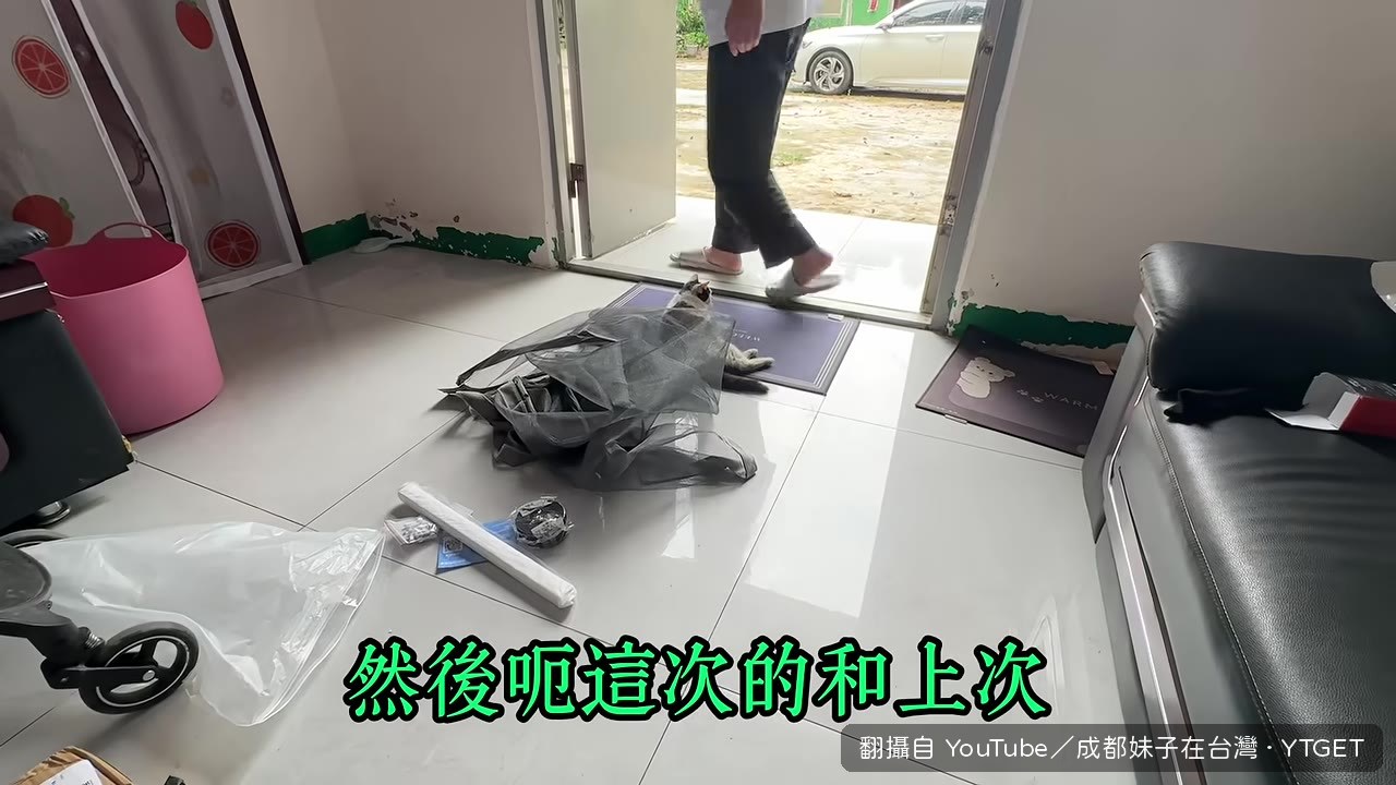 兩人蹲在地上研究滑軌安裝