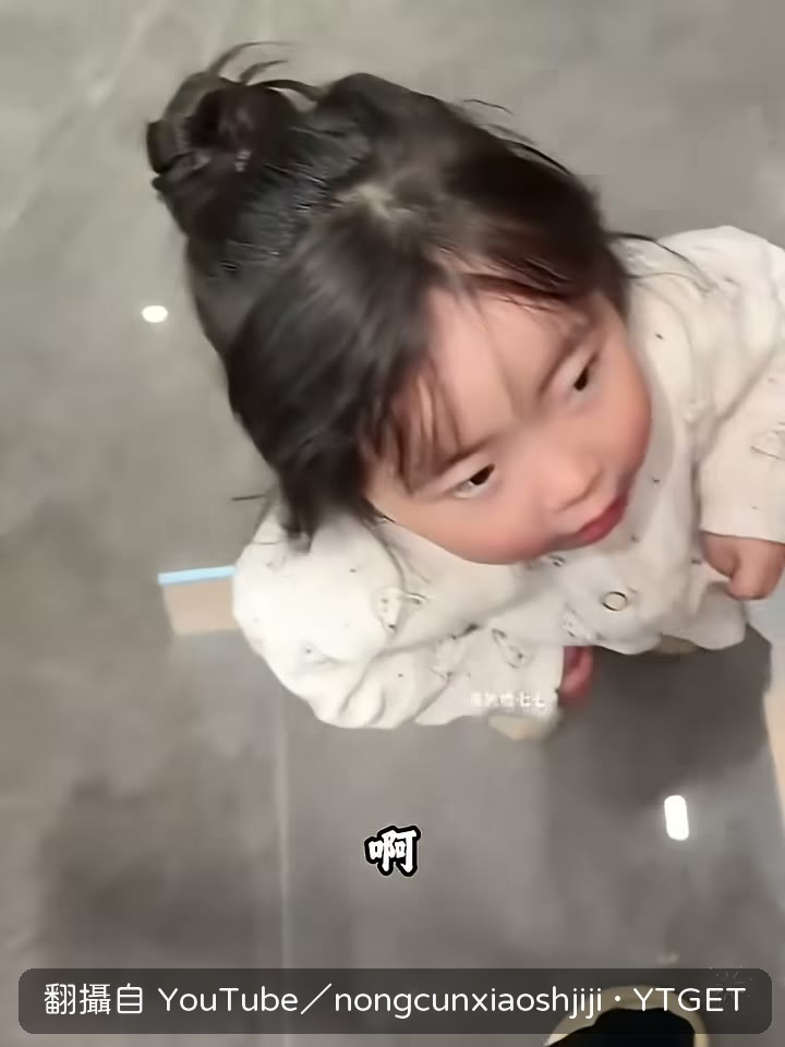 小孩從門縫鑽進去還順手關門