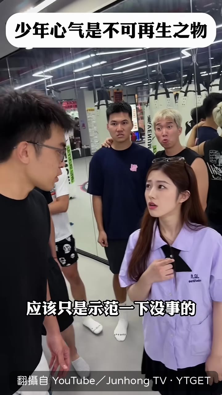 教練示範拳擊第一課