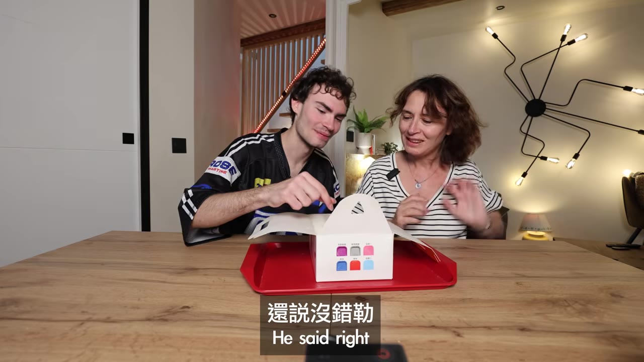 第一次咬下丹丹炸雞的表情