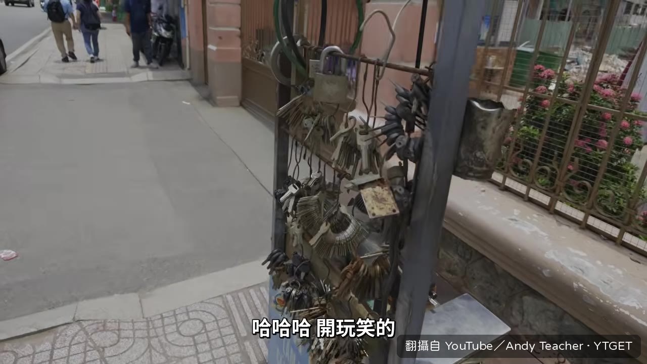 粉紅教堂前的椰子咖啡