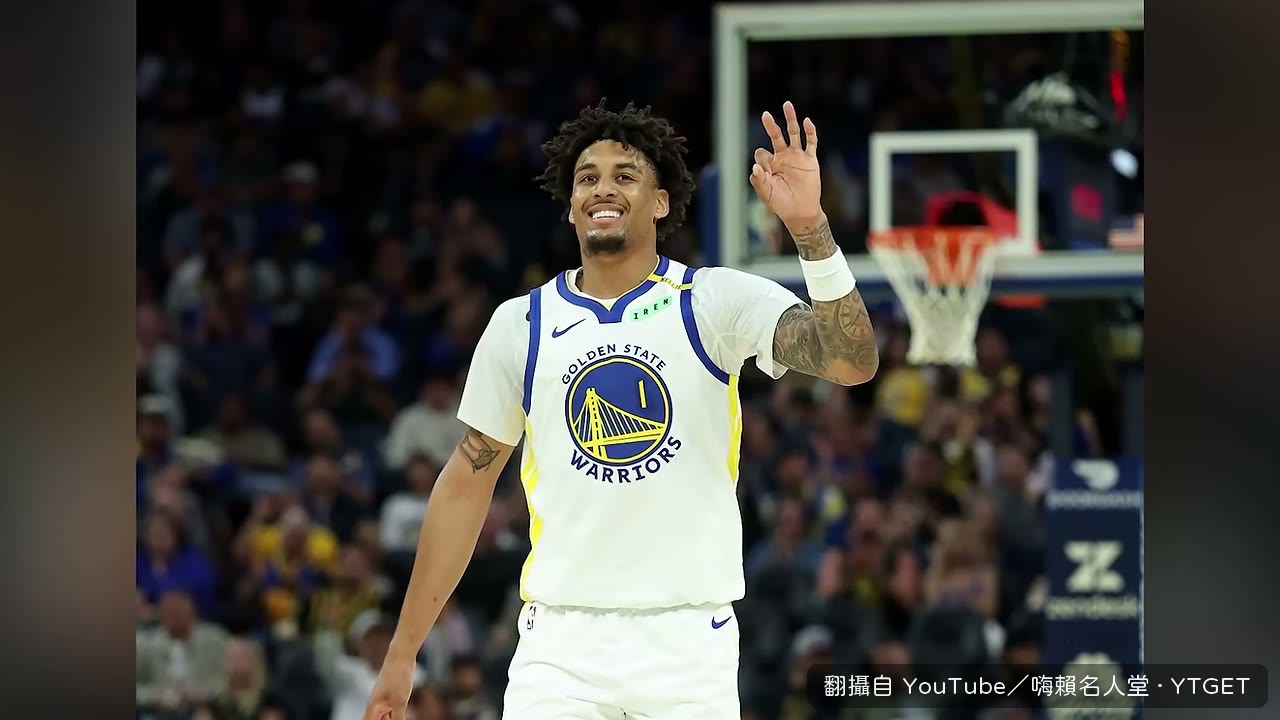 反擊中傳球找到Curry