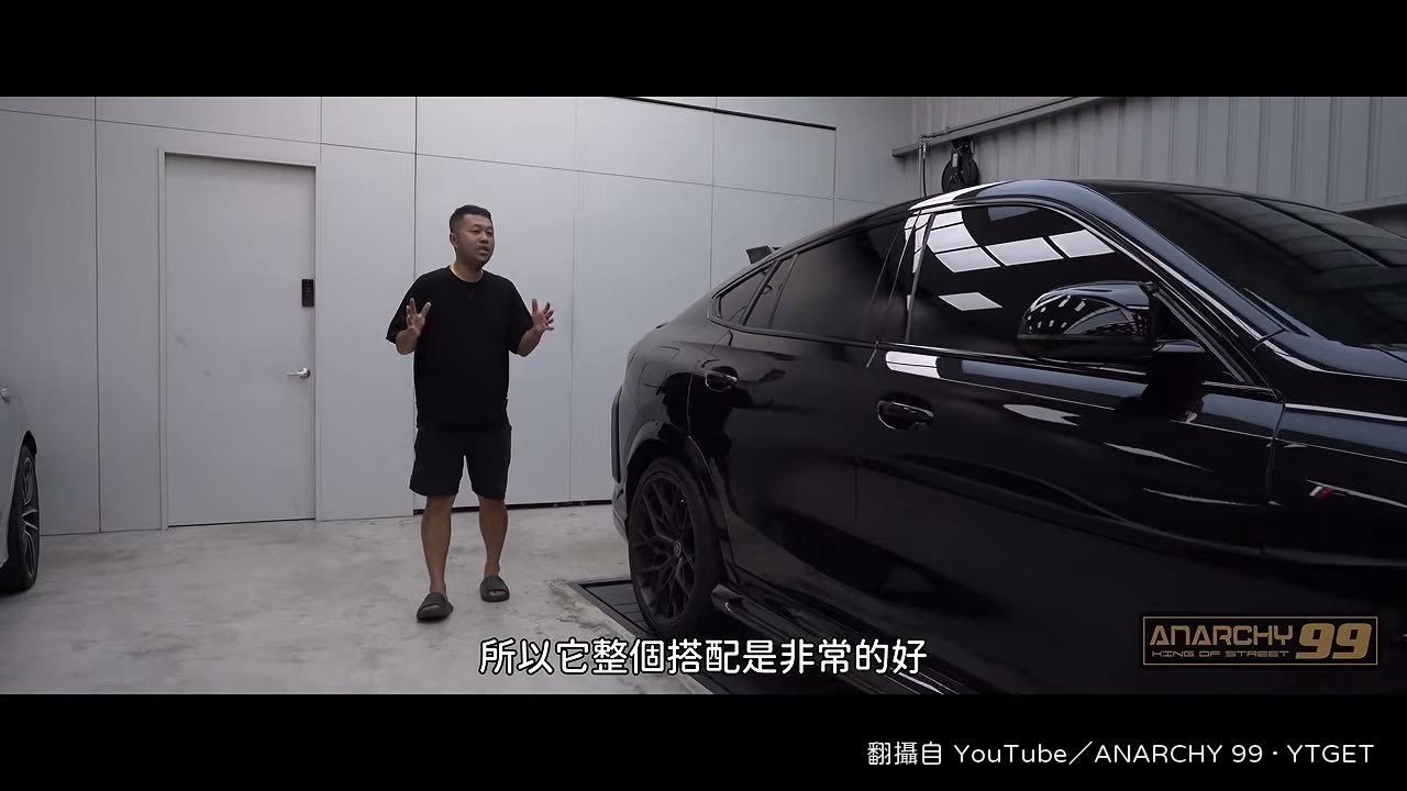 後上尾翼與四出排氣管