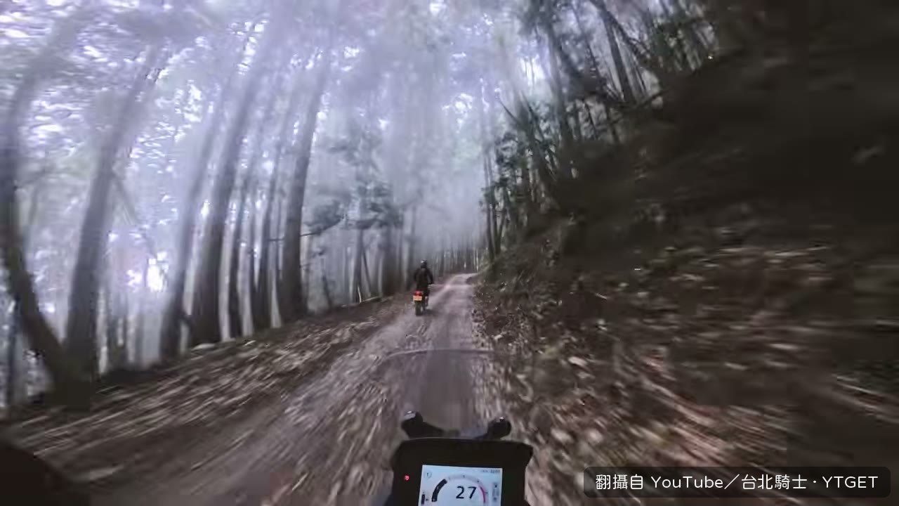 過了第二檢查哨，路面變成碎石與泥土