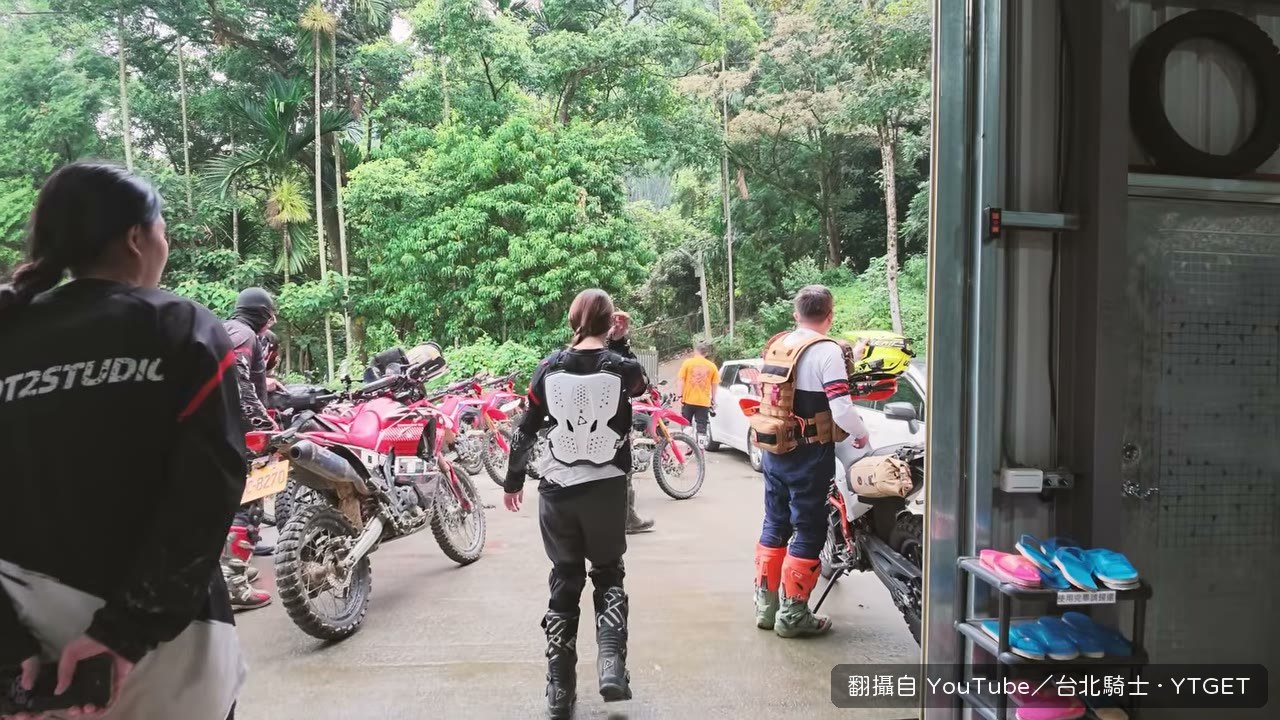 出發前教練講解越野騎乘姿勢