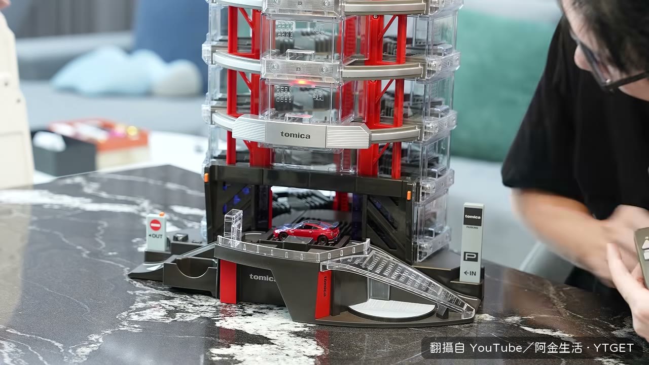 車子被機器接手,開始往塔裡送