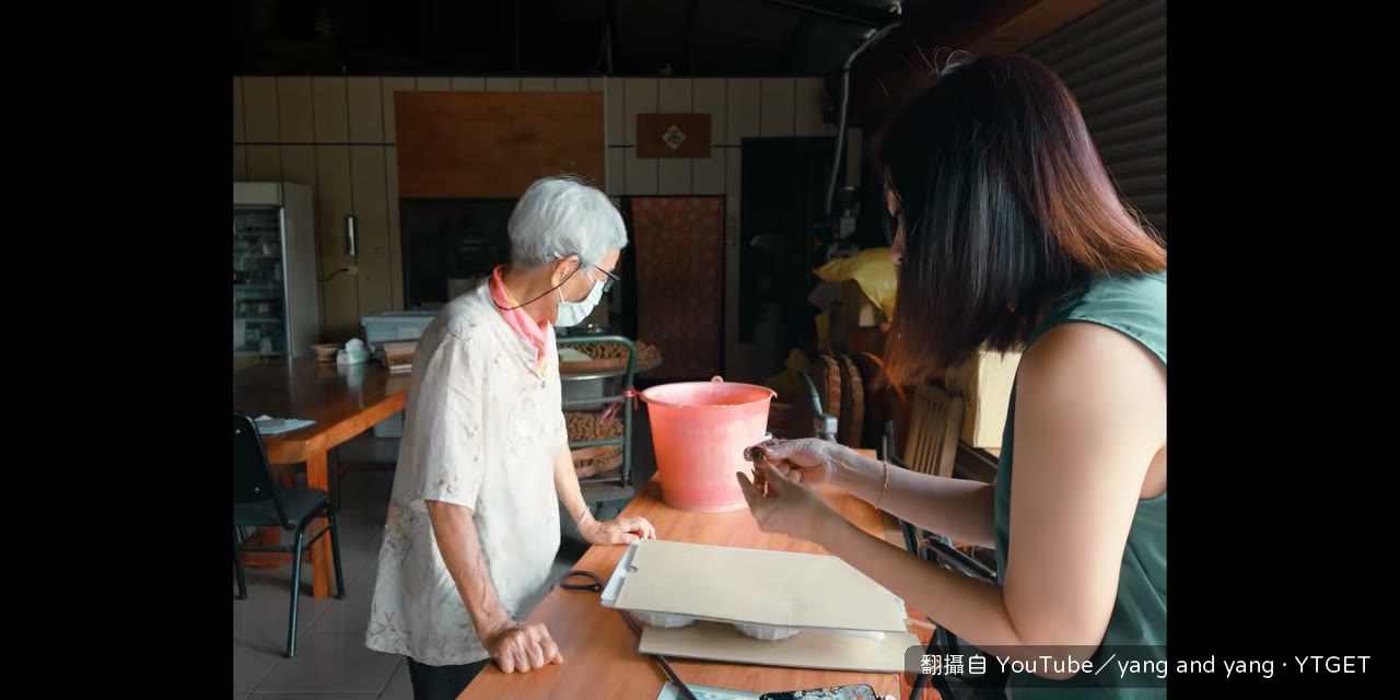 路邊臨停遇見請客的龍眼乾阿嬤