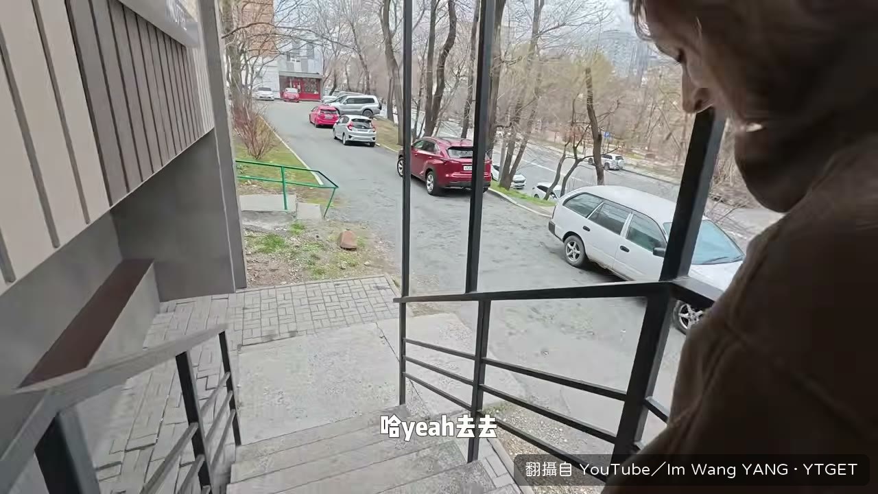 進中餐廳，卡提亞用筷子吃飯