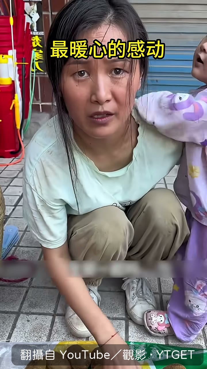 大姐走到男攤販前開罵