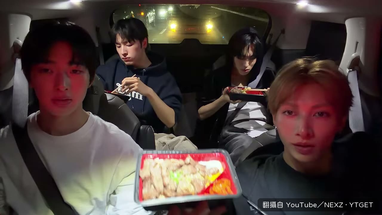四個人擠在車上開便當