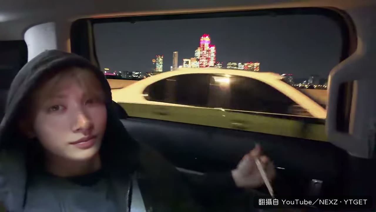 成員在車上拍男友照