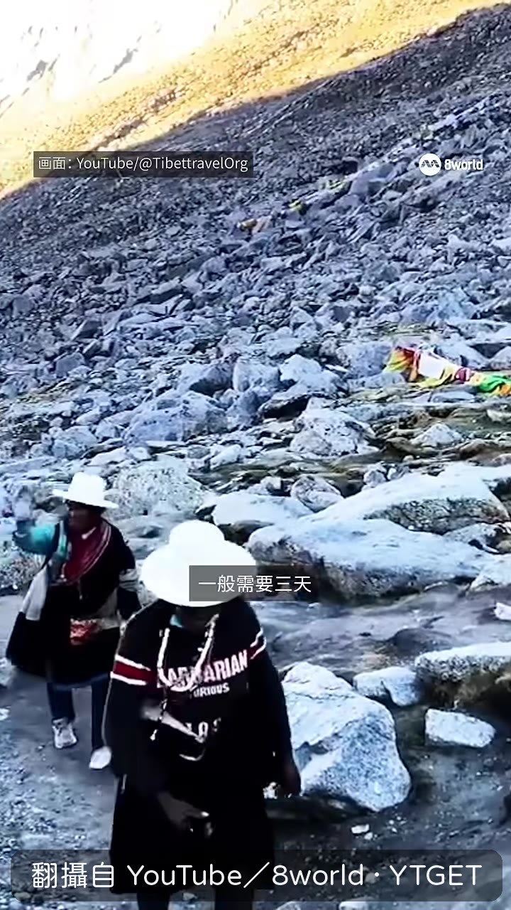 信徒繞山祈福，相信能洗淨罪孽