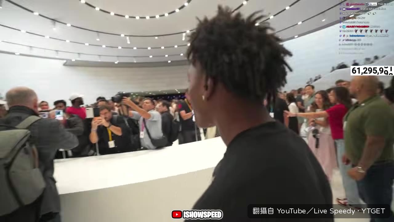 iPhone Duo 展示區被粉絲團團圍住