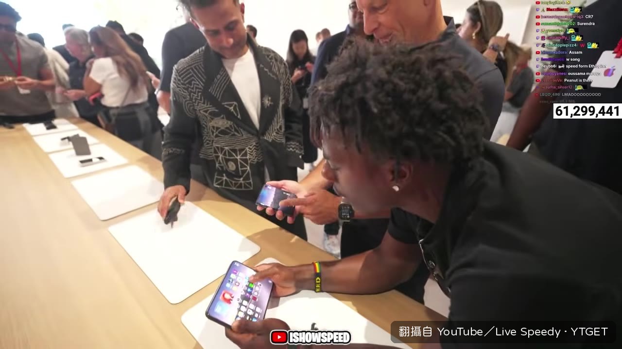 Apple 員工示範摺疊機多工操作
