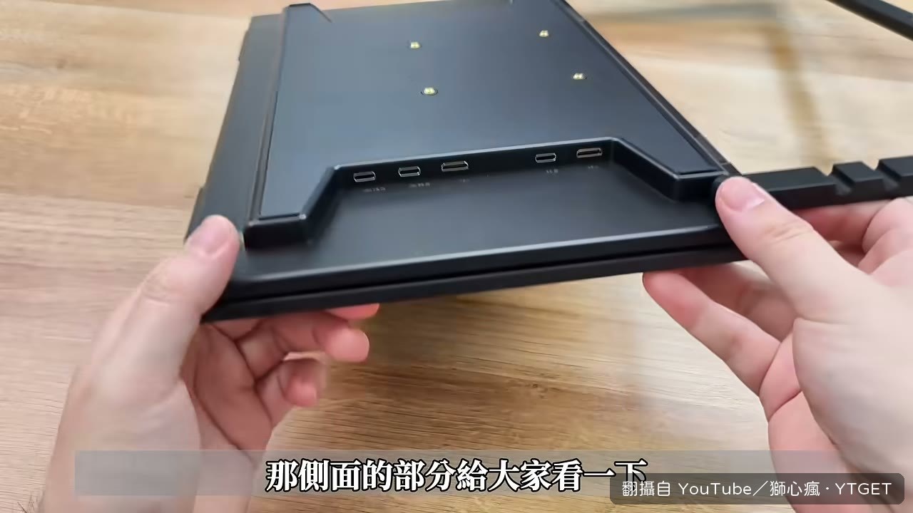 側面兩個迷你 HDMI 加三個 Type-C