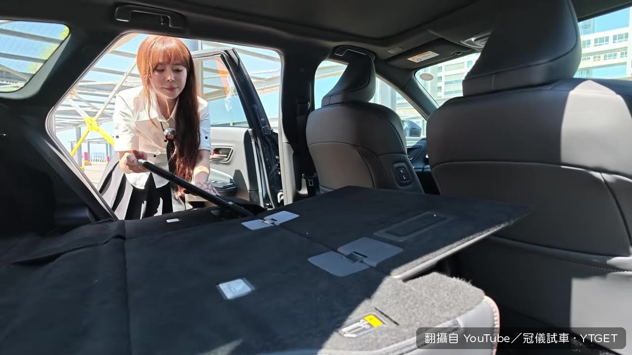 行李廂底板往前翻折加長車宿空間