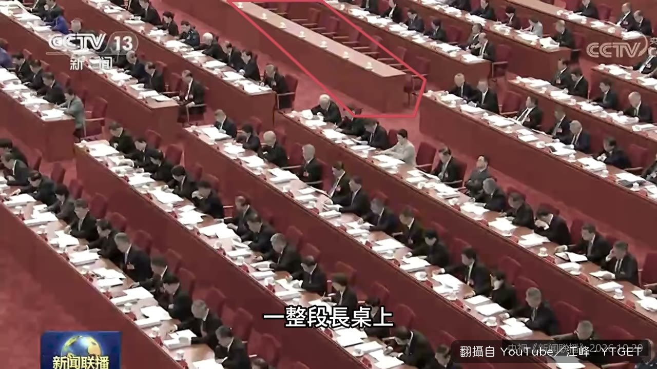 十隻白瓷茶杯排開，椅子卻空著