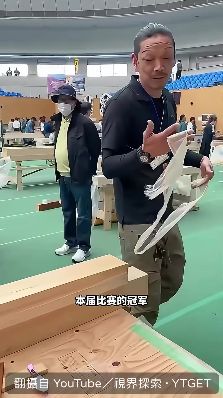 近距離看木片,薄到能透光