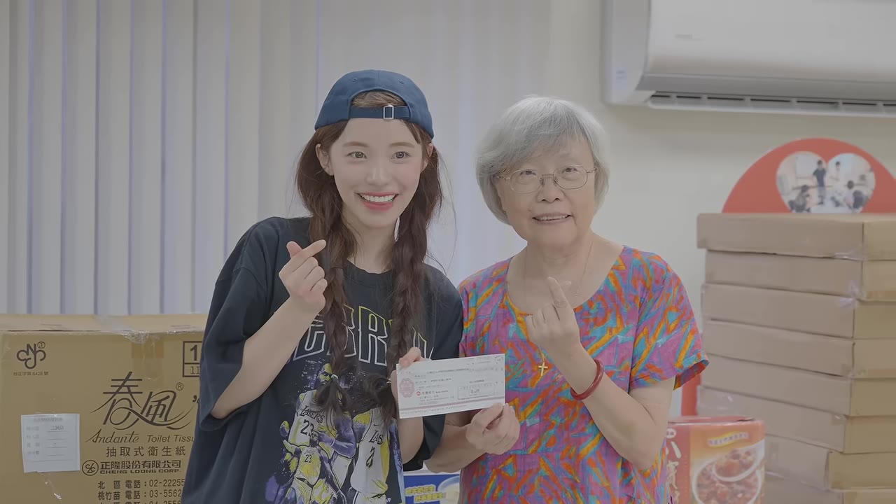 青少年朋友遞上韓文卡片