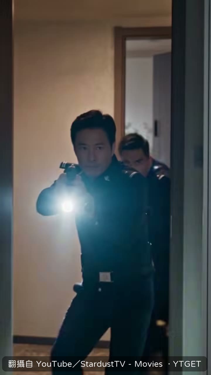 警方從屋內衝出壓制兩人