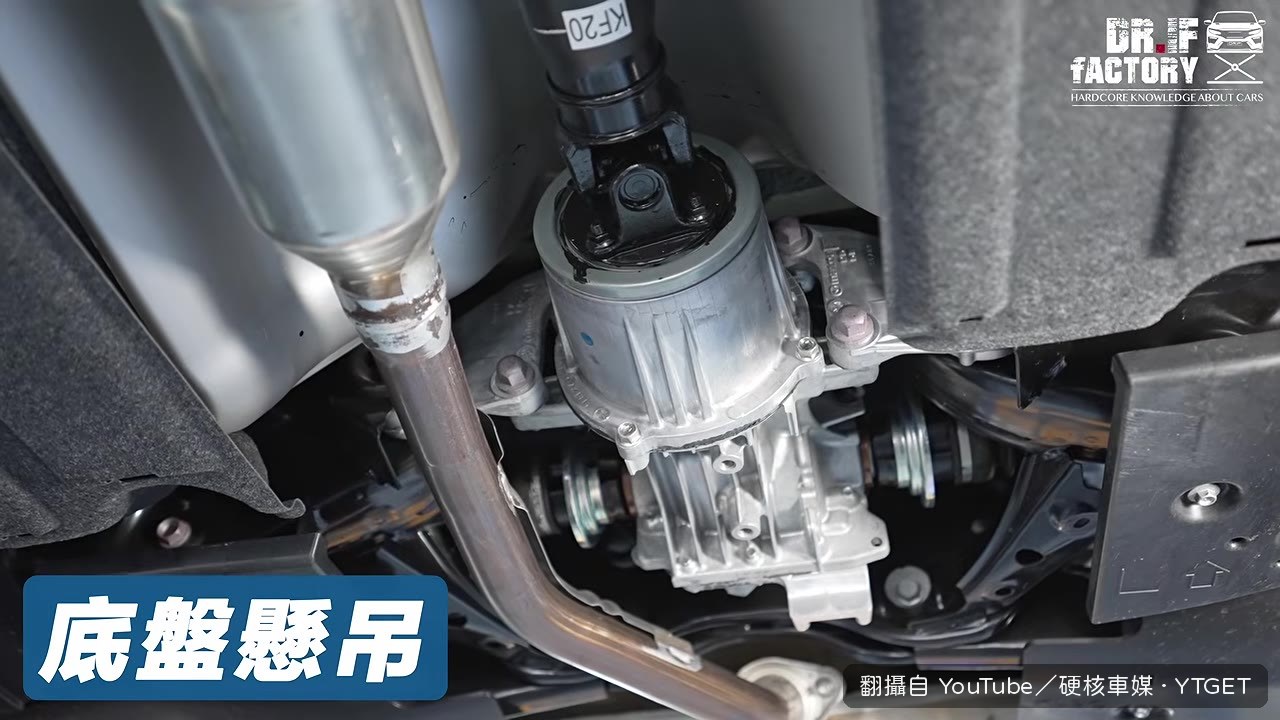 底盤護板拆掉,露出整個傳動結構