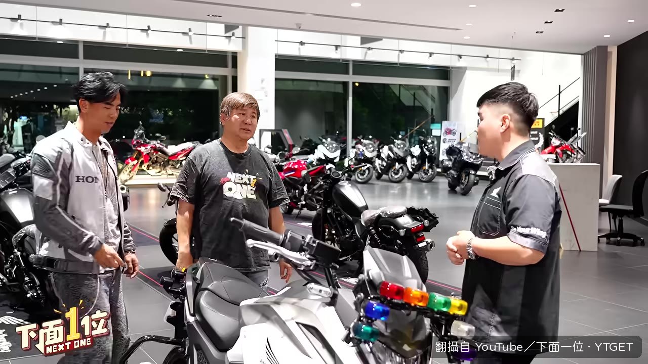 胡瓜練習扶起倒地的重機