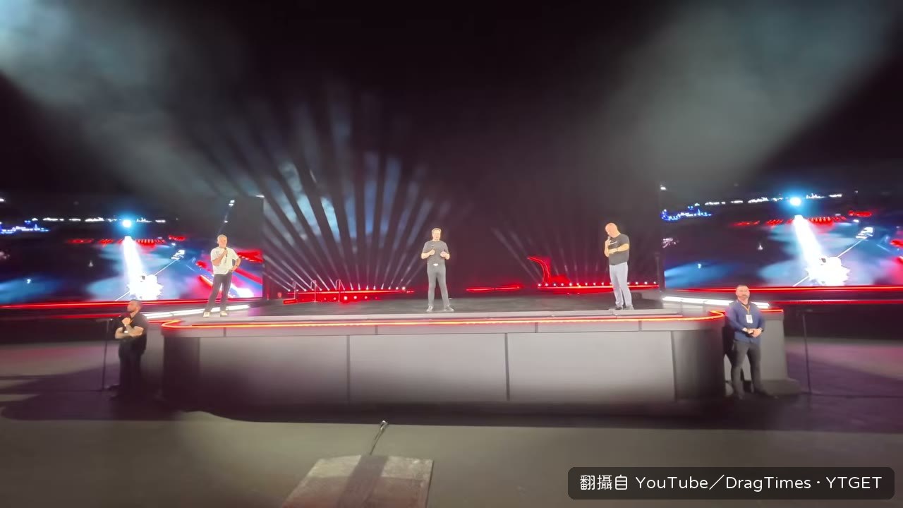 講者說明車底風扇如何把車吸在地上