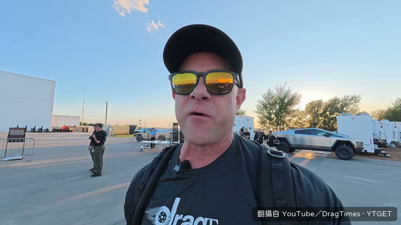 背後螢幕動畫把 Roadster 倒過來播