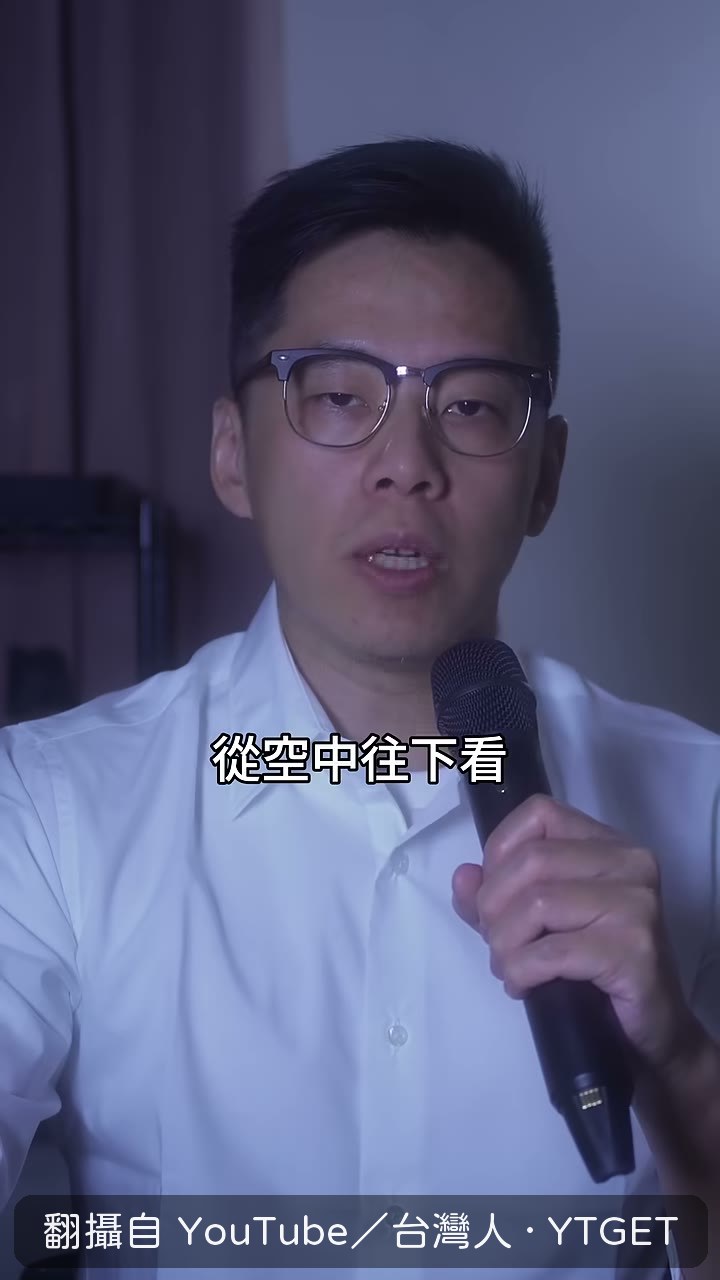 公路從房子兩側繞過去的空拍畫面