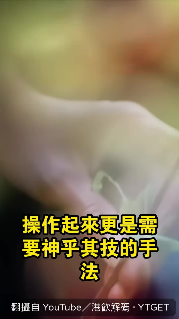 刀片斜切南瓜莖，準備嫁接