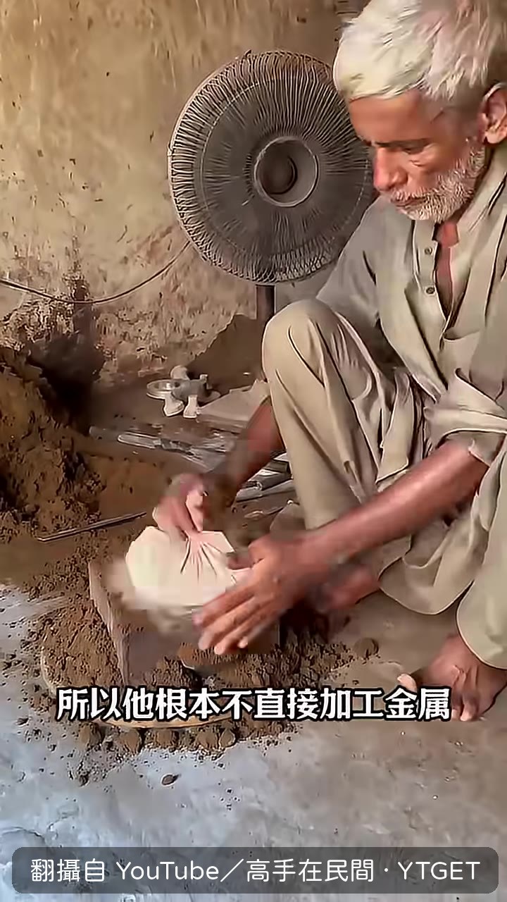 把舊齒盤壓進細砂裡