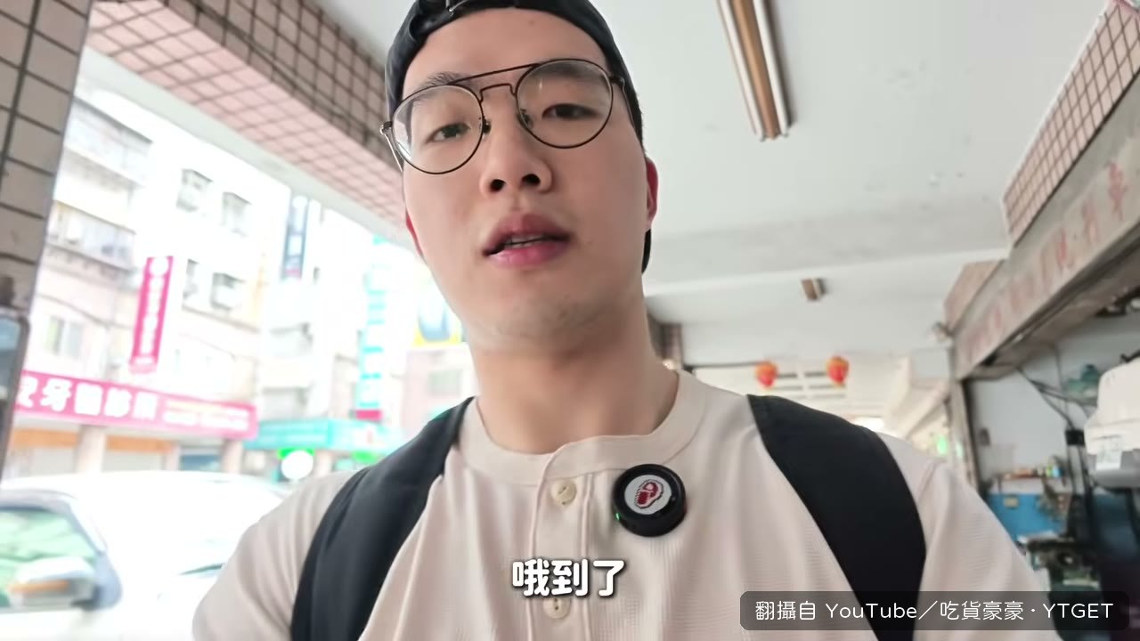 門口掛著鐵板燒自助餐的招牌