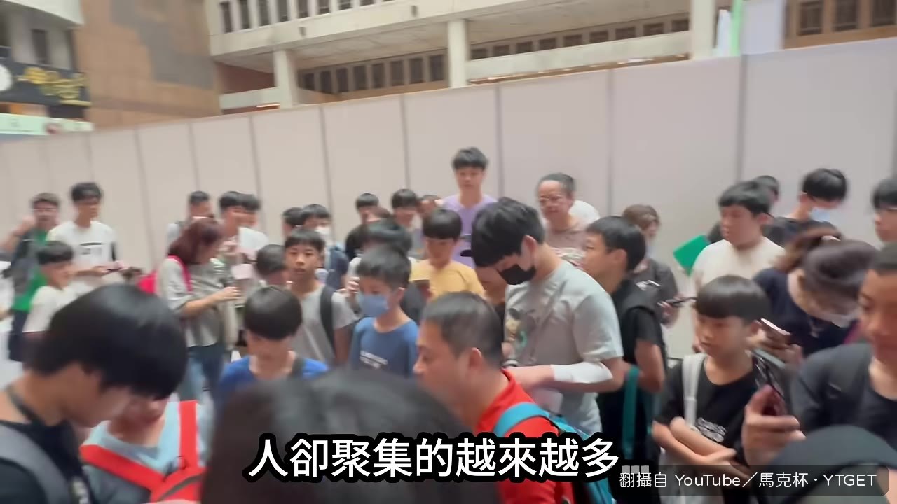 北車大廳被粉絲團團圍住