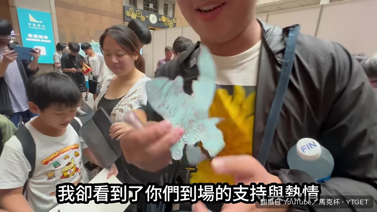 粉絲親手寫的信和禮物