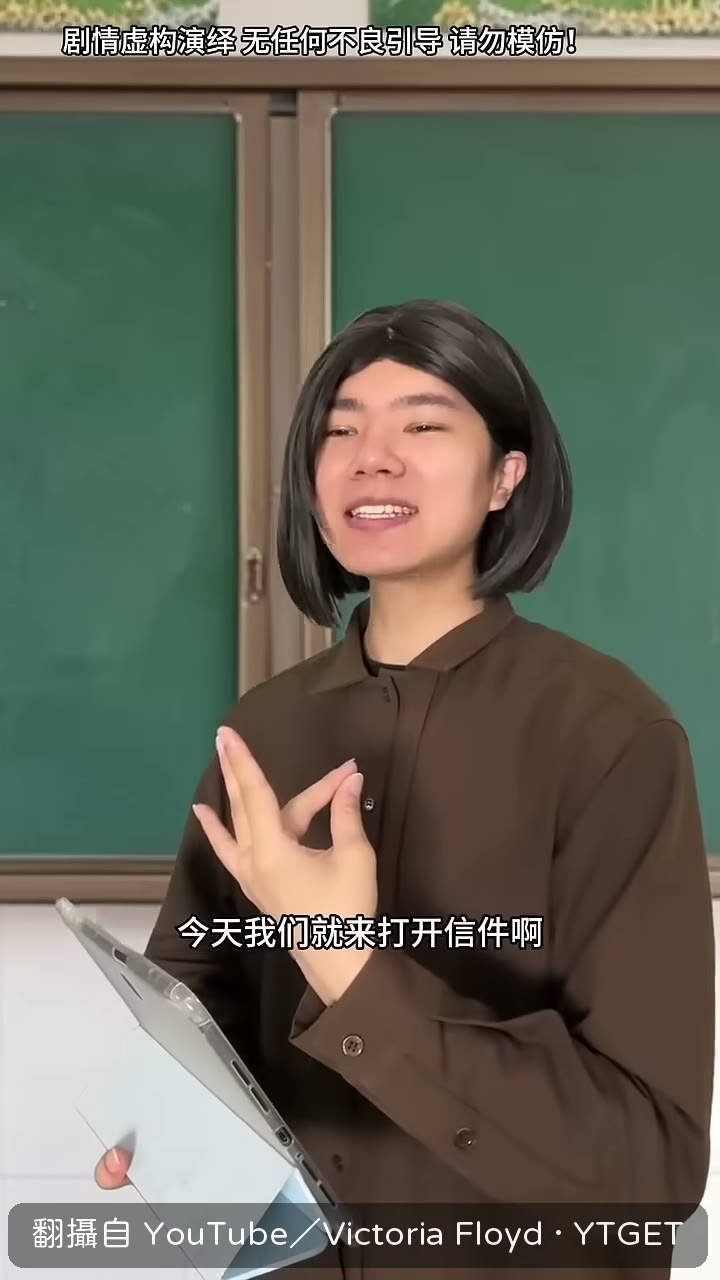 一群人圍著拆三年前寫給自己的信