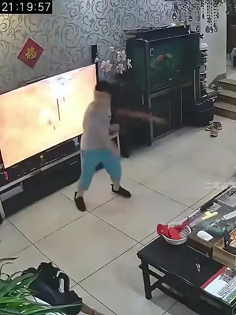 孩子把東西弄倒,爸爸崩潰喊完了