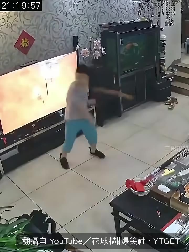 孩子把東西弄倒,爸爸崩潰喊完了