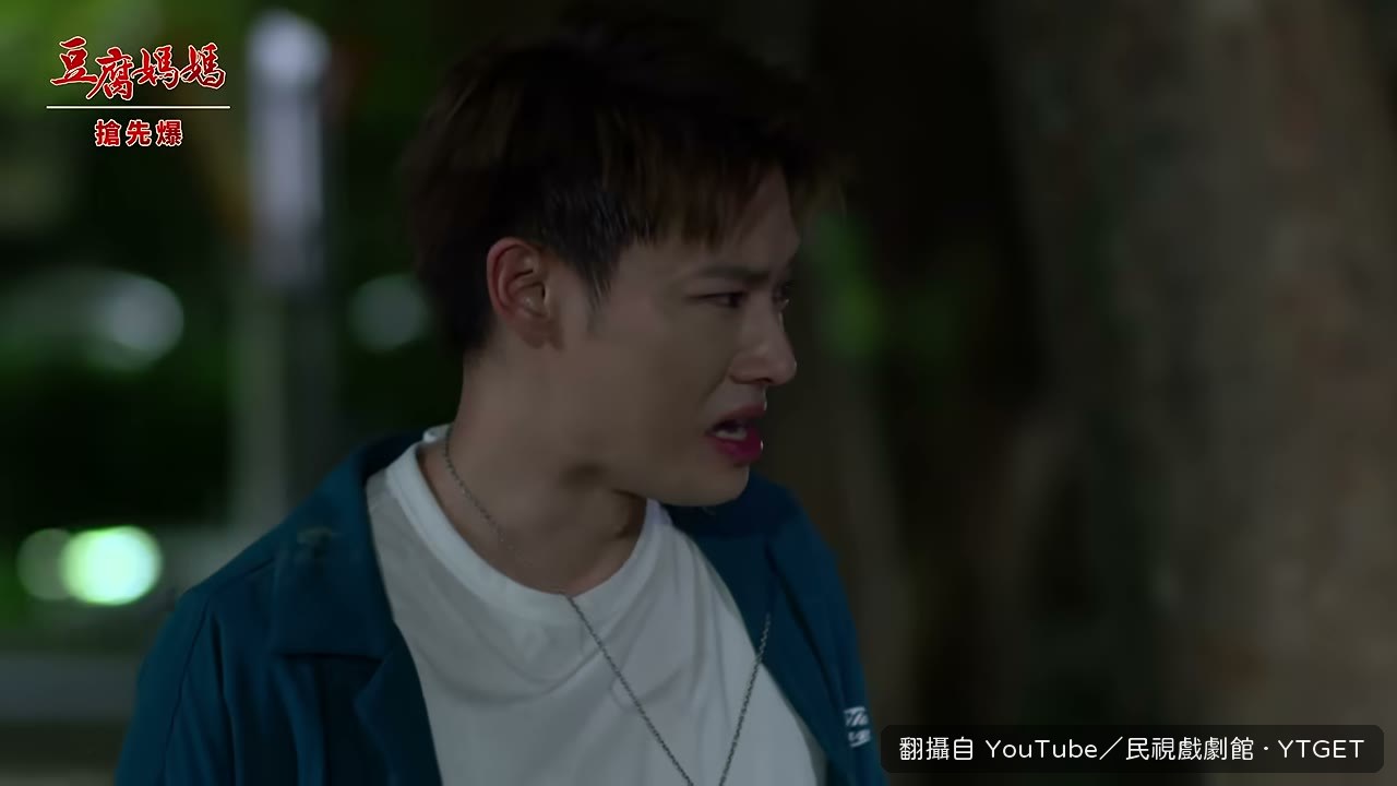 三個人拿手電筒在黑暗中亂照