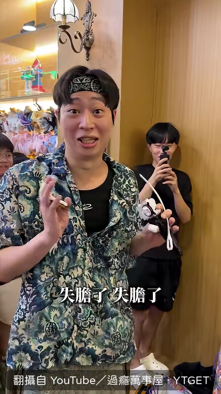 盧妹認真盯著自己的陀螺和戰鬥牌