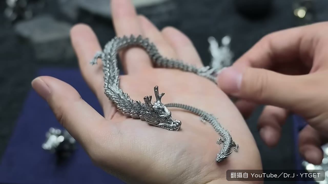 一體成形的小龍縮小後依然可動